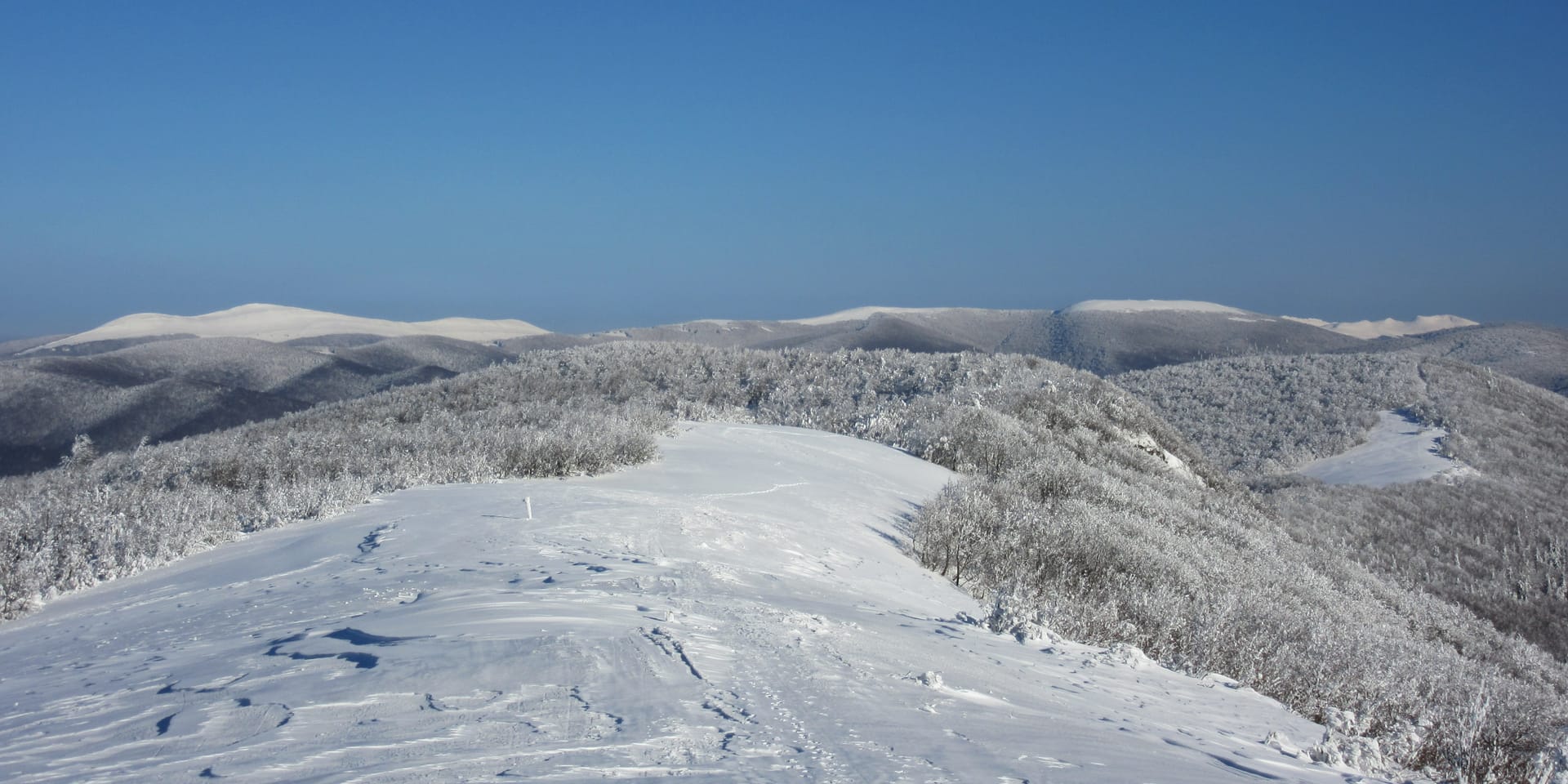 Zimowa panorama grzbietów w rejonie Rabiej Skały