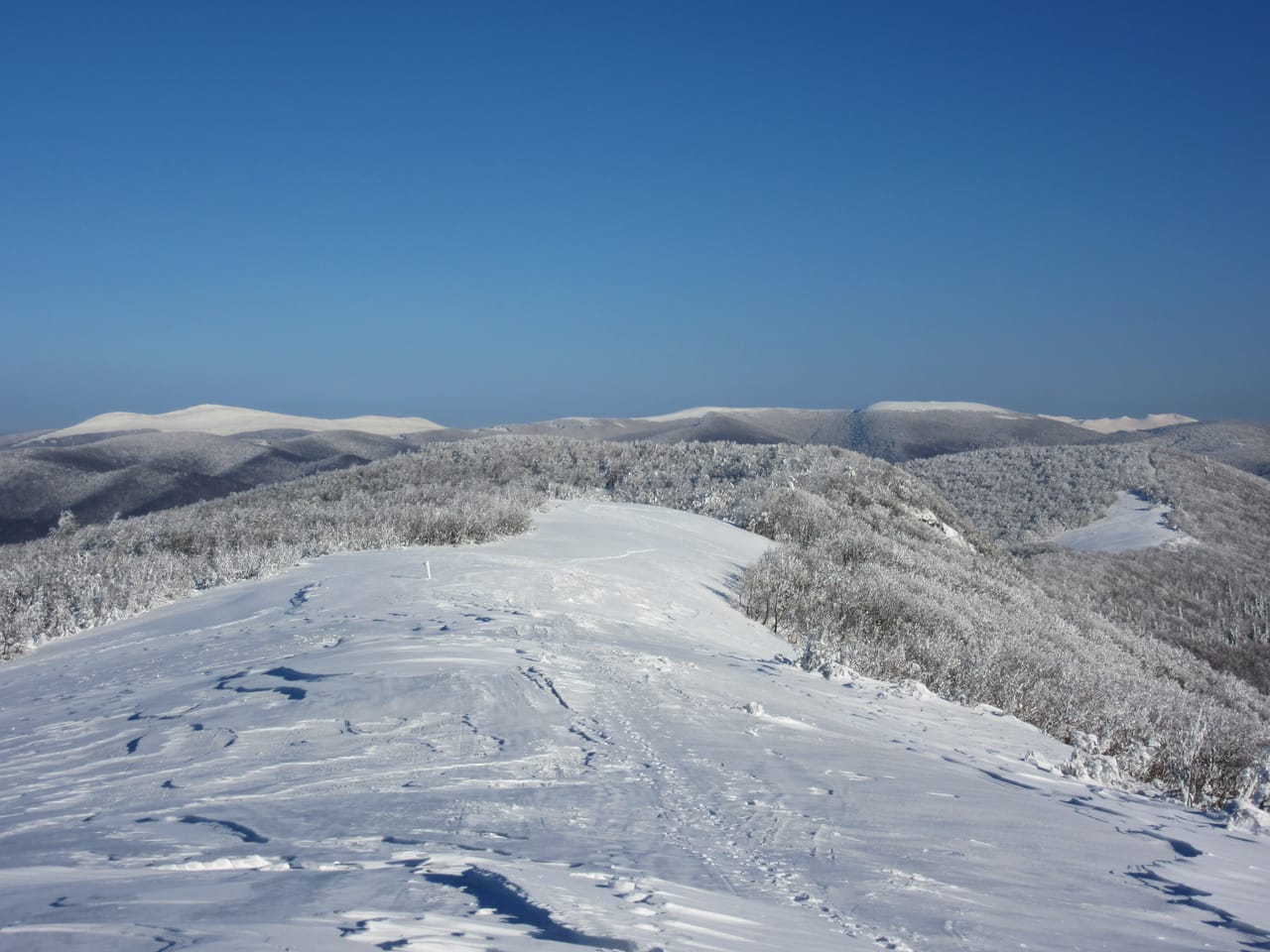 Zimowa panorama grzbietów w rejonie Rabiej Skały