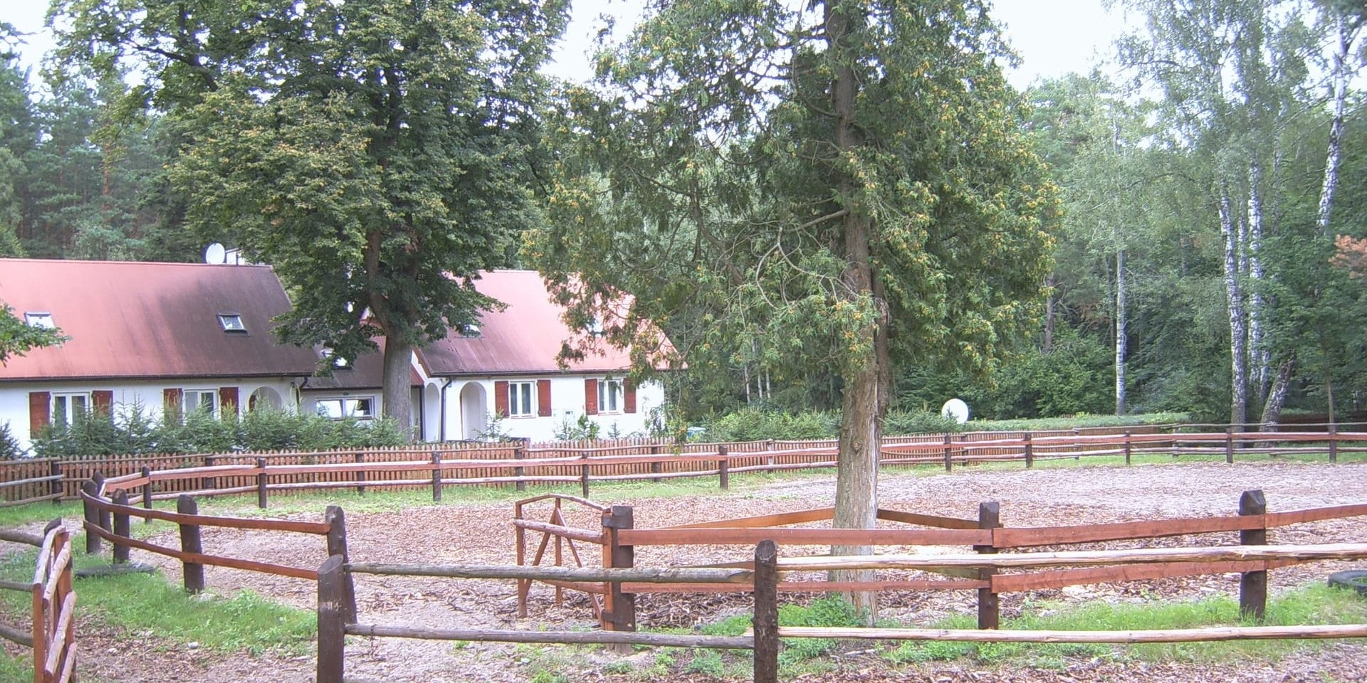 Zabudowania i ogrodzone wybiegi hodowli we Floriance