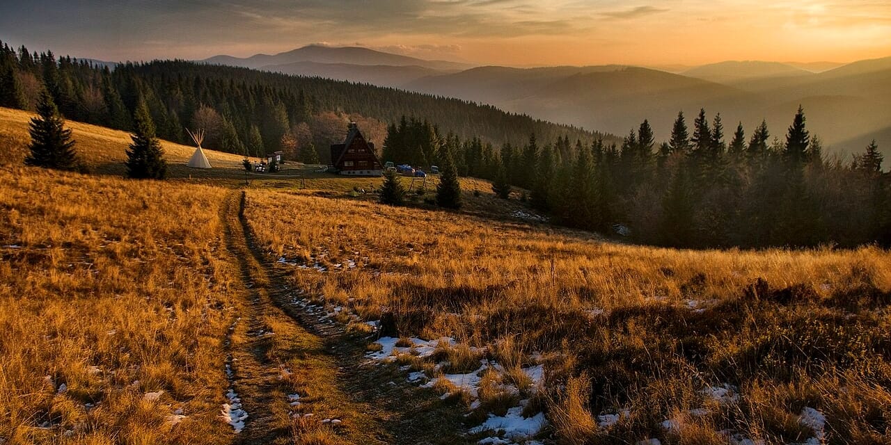 Hala i bacówka na Rycerzowej. Fotografia archiwalna z zasobu Commons / Unsplash.