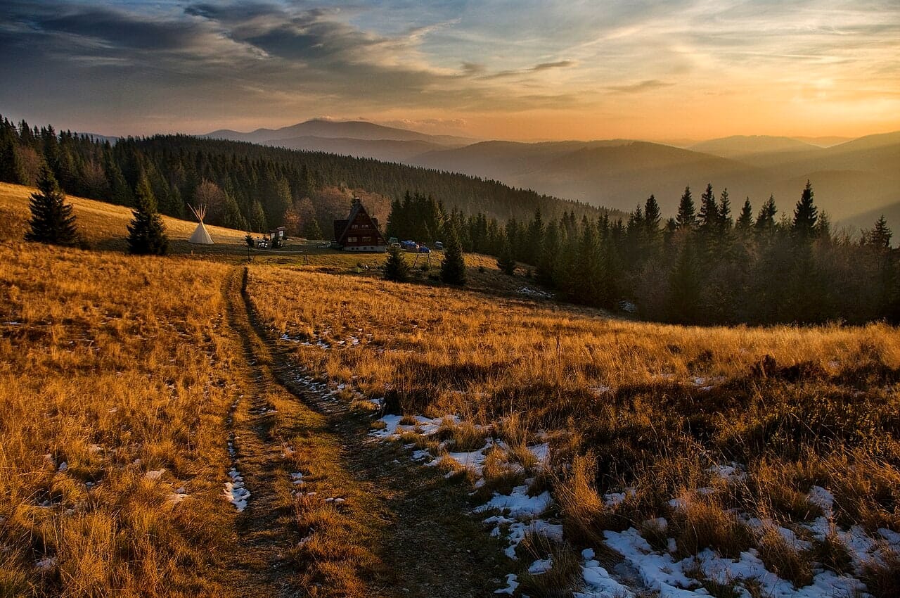Hala i bacówka na Rycerzowej. Fotografia archiwalna z zasobu Commons / Unsplash.