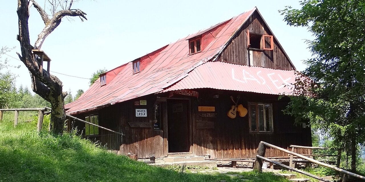 Budynek Chatki Lasek poniżej Łoska. Fotografia archiwalna, dokładna data wykonania niepotwierdzona. Nie potwierdza dzisiejszego otwarcia.