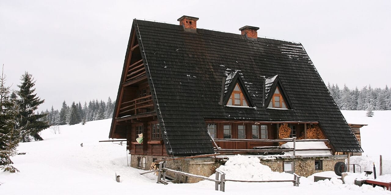 Bacówka na Krawcowym Wierchu, luty 2007. Zimowa fotografia archiwalna; nie pokazuje obecnych warunków.
