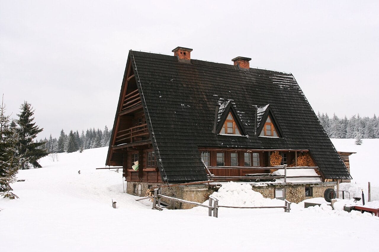 Bacówka na Krawcowym Wierchu, luty 2007. Zimowa fotografia archiwalna; nie pokazuje obecnych warunków.