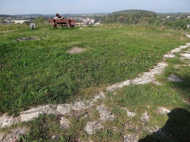 Widok ze szczytu Góry Szwajcera w Mstowie, wrzesień 2018. Fotografia archiwalna; widoczność zależy od pogody i roślinności.